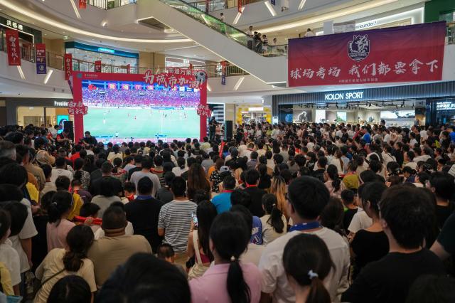 1753689298625038621.jpg (体育)(12)足球——江苏南通:“第二现场”观赛区+城市“全域”看“苏超”XxjpseC007382_20250629_PEPFN0A001.jpg